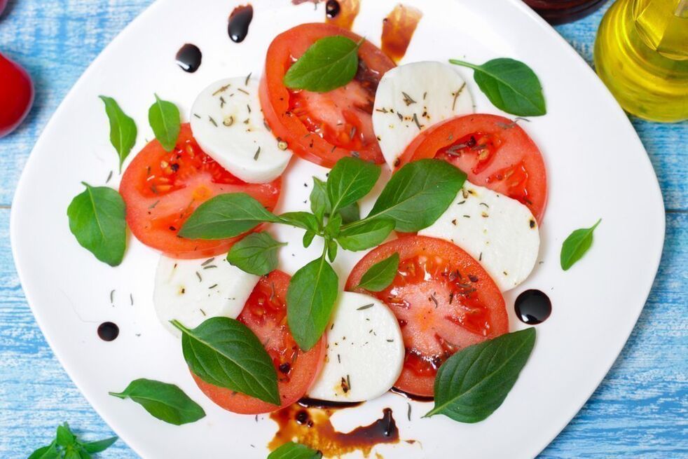 paradajky so syrom a bylinkami pre stredomorskú stravu