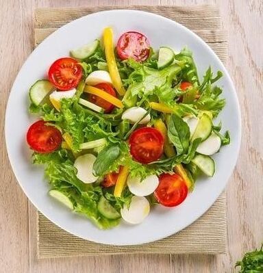 Jednou z možností pohánkovej diéty na mesiac je použitie zeleninového šalátu