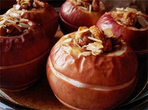 Jablká pečené so sušeným ovocím sú dezertom na diétnom menu po odstránení žlčníka