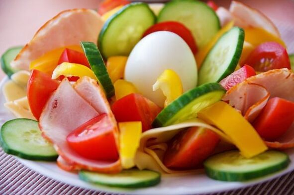 Zeleninový šalát na vajcovo-pomarančovom diétnom menu na chudnutie