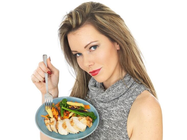 dievča jesť kuracie mäso so zeleninou na chudnutie