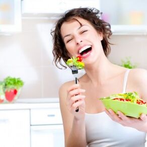 zeleninový šalát na diéte so šiestimi okvetnými lístkami